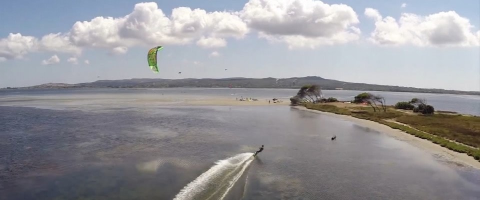 Punta Trettu Kite Beach Sardinien – Der beste Kitesurf Spot mit flachem Wasser