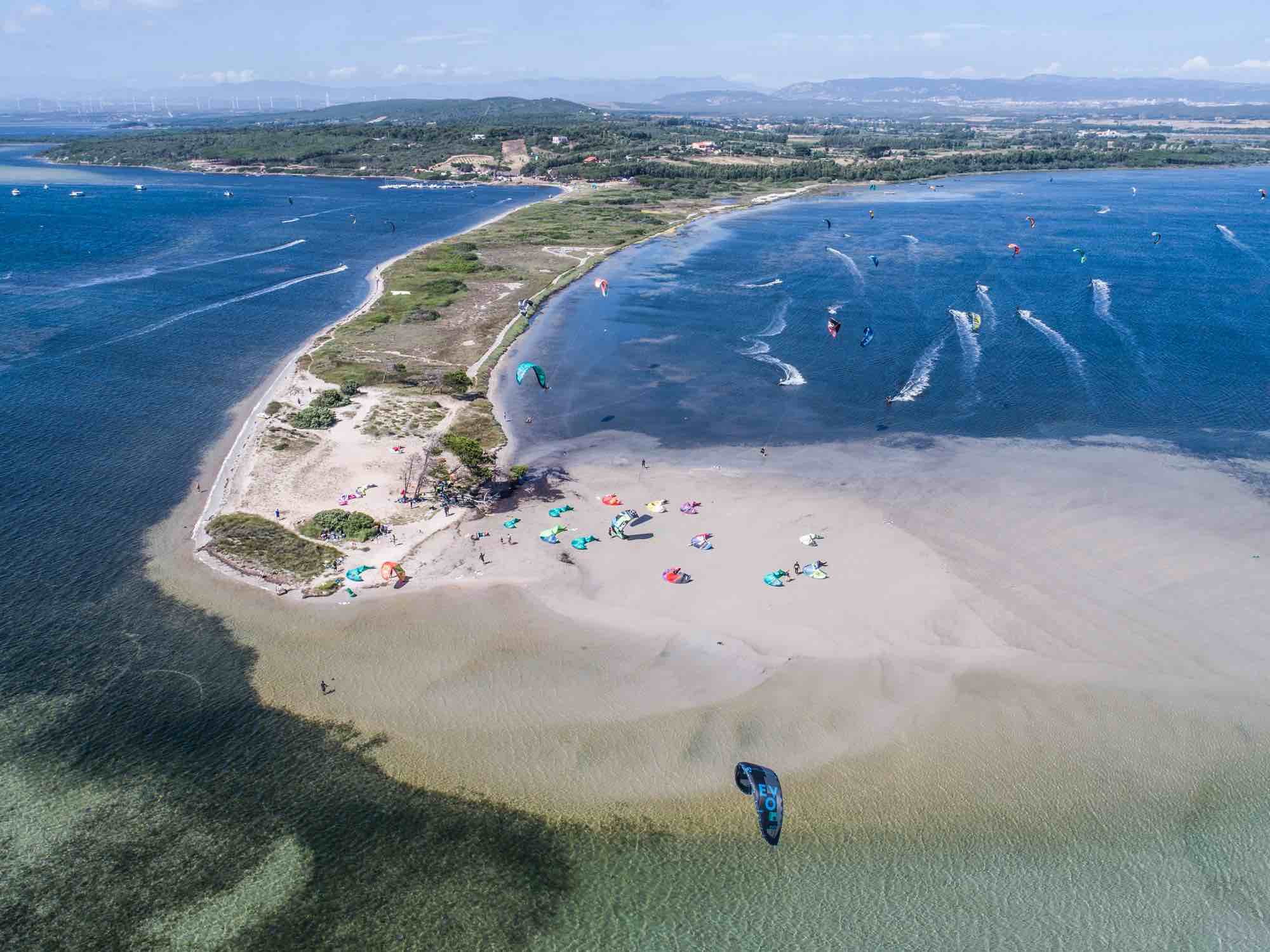 La kite beach di Punta Trettu in Sardegna